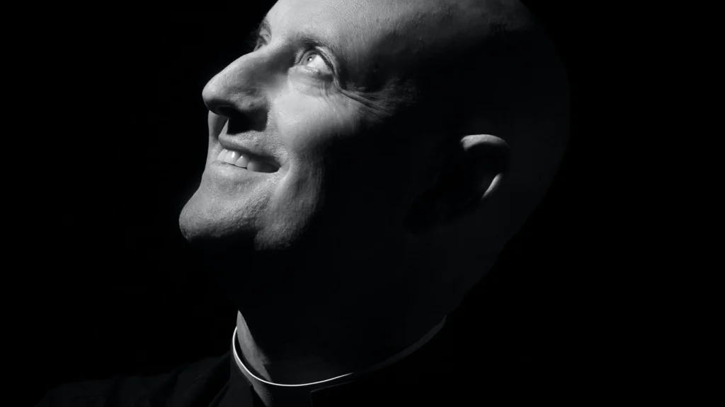 Padre Guilherme prepara sua primeira turnê com a 4MZK, unindo fé, propósito e música